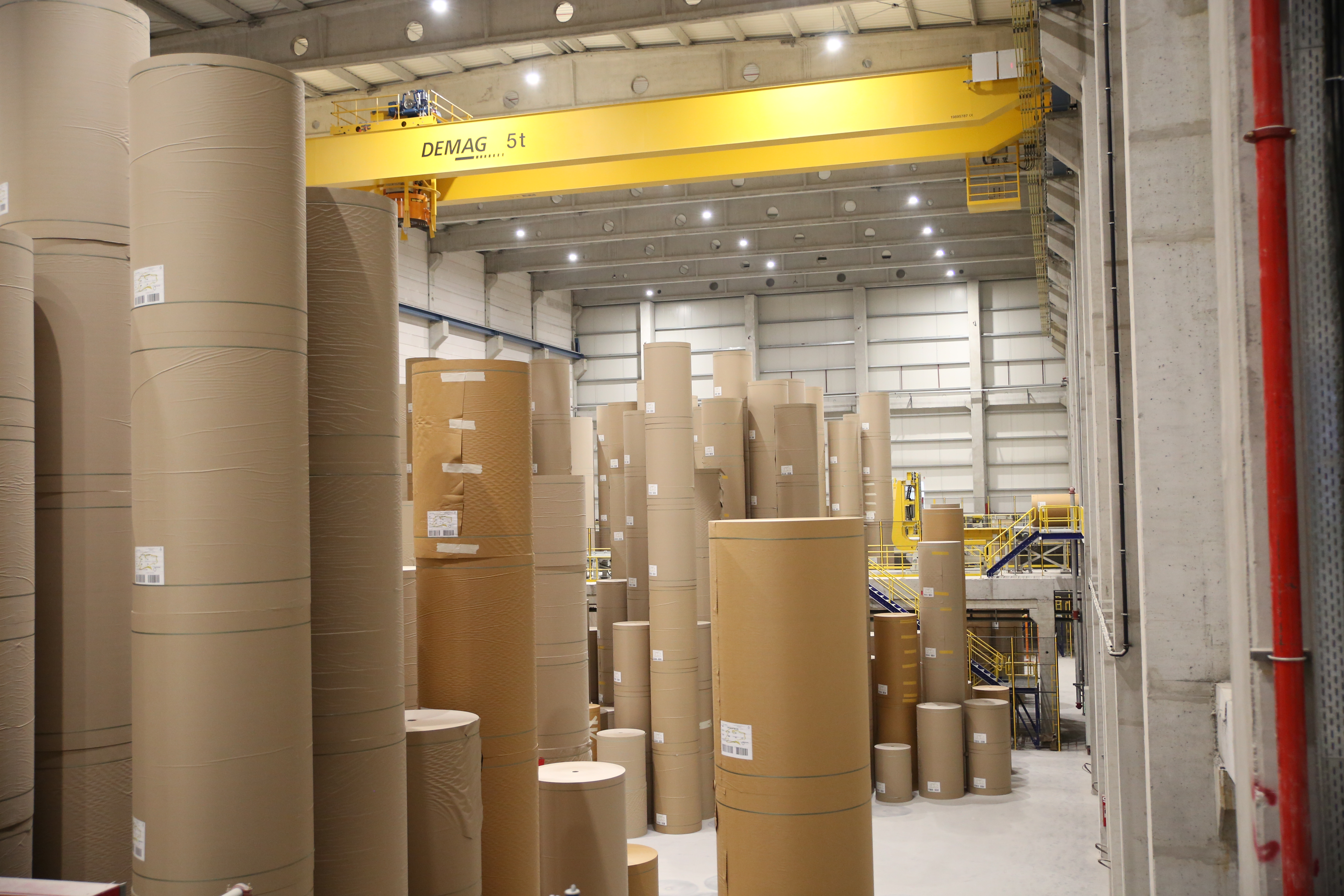 Kağıt bobinlerinin depolandığı fabrika alanı