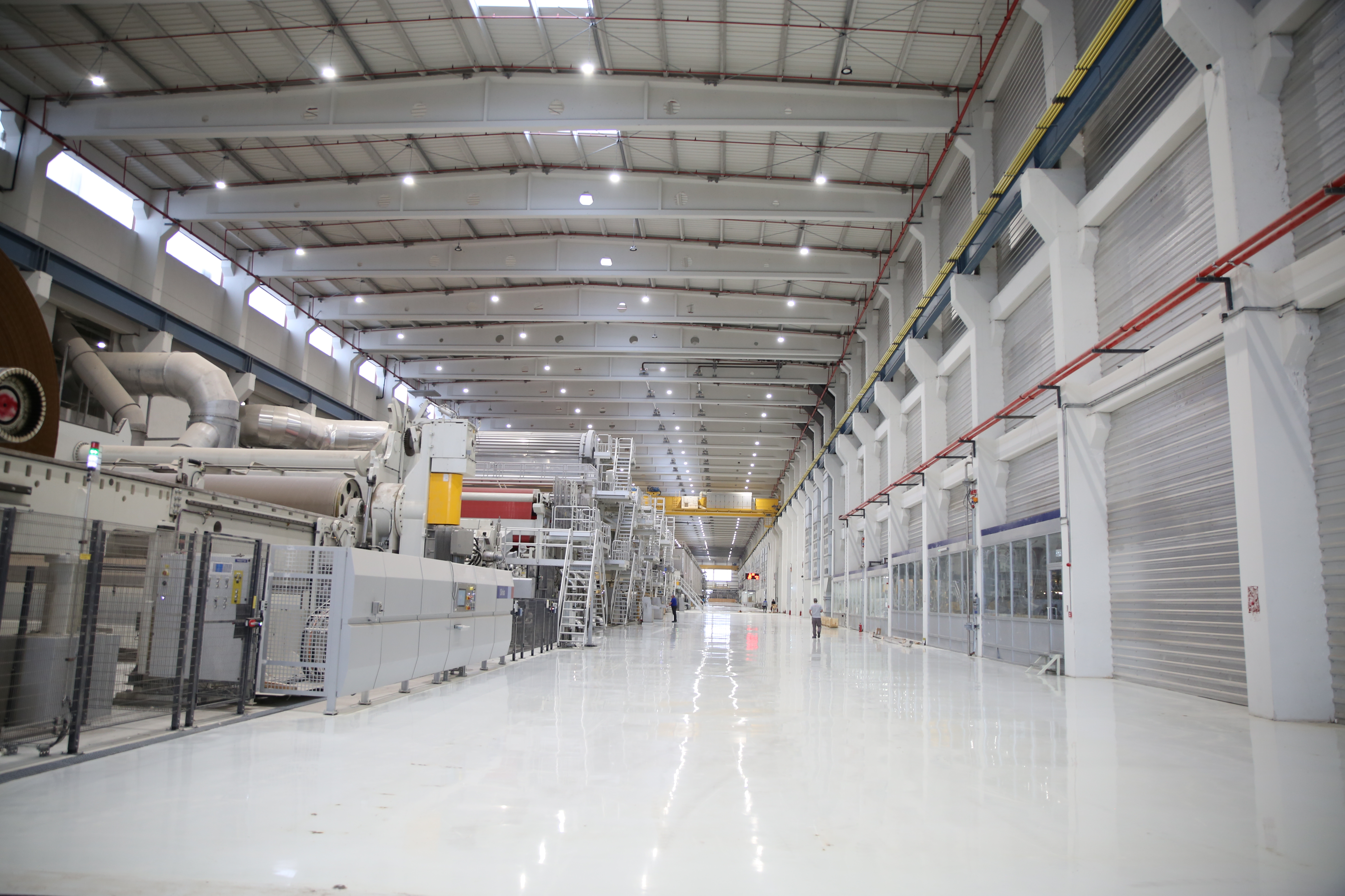 Kağıt üretim hattı ve fabrika içi görünüm